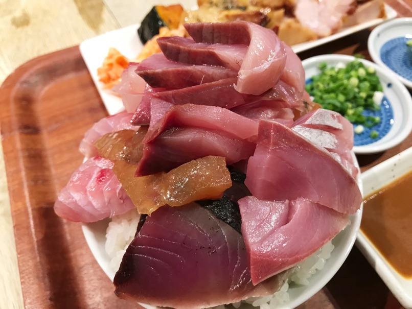 【魚助食堂 福岡パルコ店】お刺身取り放題！自分で作る海鮮丼定食をお腹いっぱい味わいました。